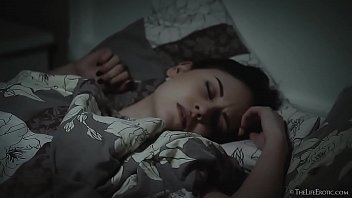 La Bruna Con Le Tette Piccole Si Sveglia Dal Sonno Per Masturbarsi