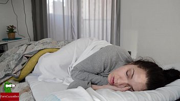 Una Donna Addormentata Chiede Un Cazzo A Un Uomo Ricercato Dalla Sua Giovane Figa
