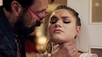 Gli mise una mano sul cazzo e lo strinse