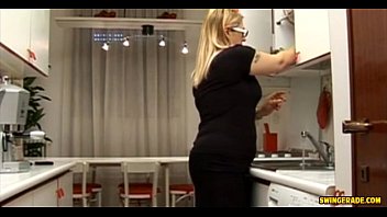 Va A Trovare Il Suo Vecchio Vicino Per Dargli Un Cazzo