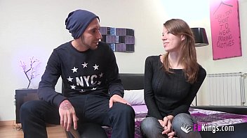 Un Uomo Calvo Con Un Cazzo Lungo Scopa La Sua Ragazza E Le Lascia Andare La Faccia