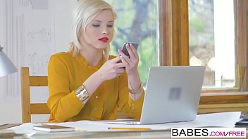 La Donna Vuole Fare Sesso Nel Suo Ufficio Dove Lavora Ed è Annoiata
