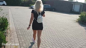 Il cazzo entra velocemente nella sua piccola figa, che le dà sempre privacy e conforto