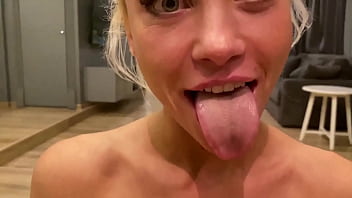 Si massaggia la figa con le dita e allo stesso tempo parla al telefono con suo marito