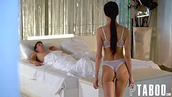 La madre ricattata dal figliastro che ha il cazzo grosso e troppo lungo per lei