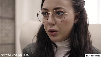 Mette il suo cazzo nel culo della ragazza finché lei non urla di dolore ma non vuole fermarsi