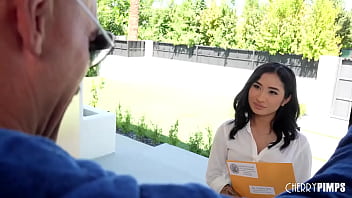 La donna bionda capisce di essere attratta dagli uomini che sanno usare la sua figa stretta